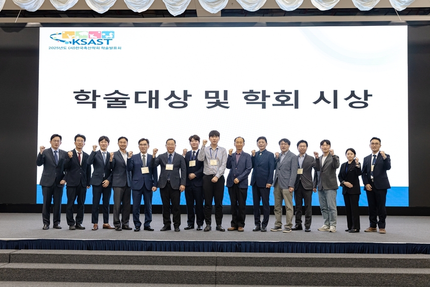 축산학회 이준헌 회장과 축산과학원 임기순 원장이 학술대상 및 학회 시상식을 갖고 있다. 