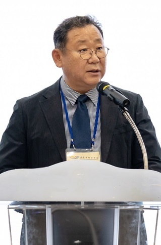 개회사를 하고 있는 축산학회 이준헌 회장