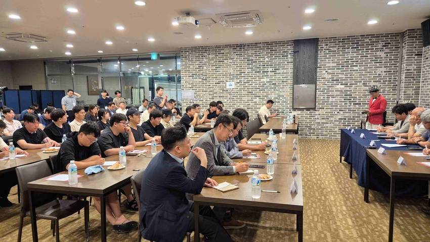 박광욱 조합장 등 도드람양돈농협 임원들이 간담회를 통해 젋음 양돈인들과 소통하고 있다.
