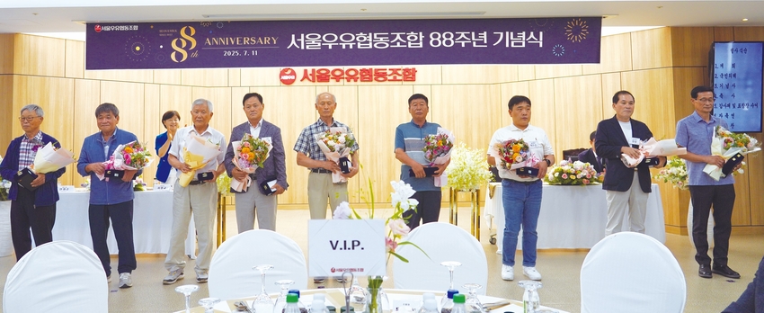 창립 88주년 기념식에서 감사패를 받은 외부기관 관계자들이 내·외빈을 향해 인사를 하기 위해 서있다.