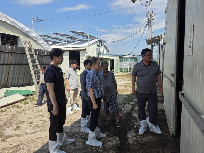 (주)하림의 정호석 대표이사와 임직원들이 지난 7월 24일 집중호우로 피해를 입은 계약 농가를 방문해 현장을 둘러보고 있다.