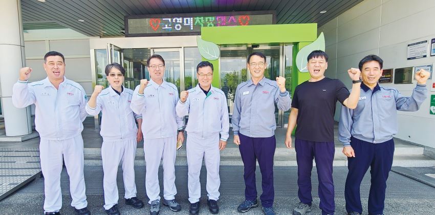 서울우유 거창공장을 이끌고 있는 주인공들이 파이팅을 외치고 있다. 사진 왼쪽부터 시계방향으로 ▲남기업 실장(식품안전실) ▲김진영 팀장(생산2팀) ▲차재원 팀장(생산1팀) ▲이용덕 공장장▲안태욱 부공장장 ▲서재승 팀장(설비보전팀) ▲변성훈 팀장(환경안전팀)