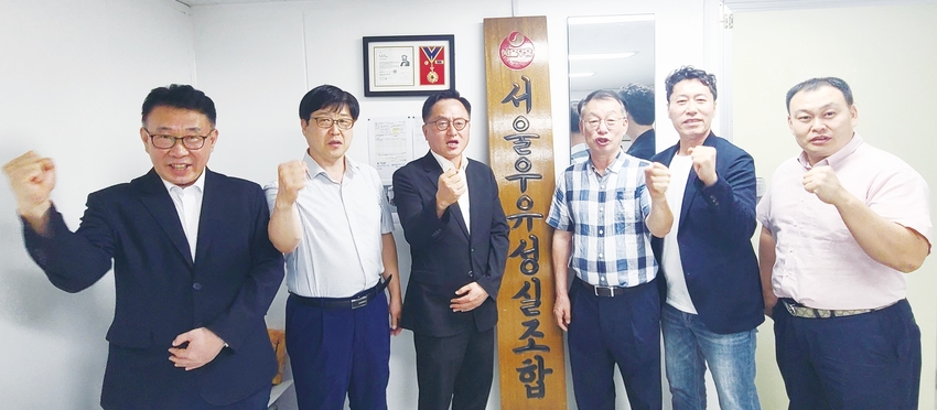 서울우유전국고객센터협의회를 이끌고 있는 임원들이 파이팅을 외쳤다. 사진 왼쪽부터 ▲이승엽 제2부회장 ▲박종준 사무처장 ▲이승형 회장 ▲김택수 수석부회장 ▲김창훈 제1부회장▲안윤규 사무국장