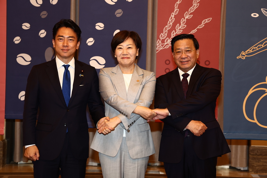 지난 11일 열린 한·중·일 농업장관 회의에서 송미령 장관(가운데)과 고이즈미 대신(왼쪽), 한쥔 장관이 회의에 앞서 기념 촬영 모습.