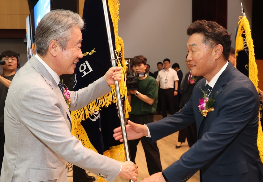 상주축산농협 김용준 조합장(오른쪽)이 강호동 농협회장에게 총화상을 받고 있다.