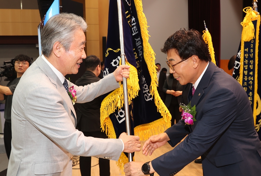 사천축산농협 이형주 조합장이 강호동 회장에게 총화상을 받고 있다.