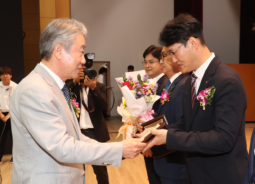친환경컨설팅방역부 이종현 부장이 총화상을 수상하고 있다.