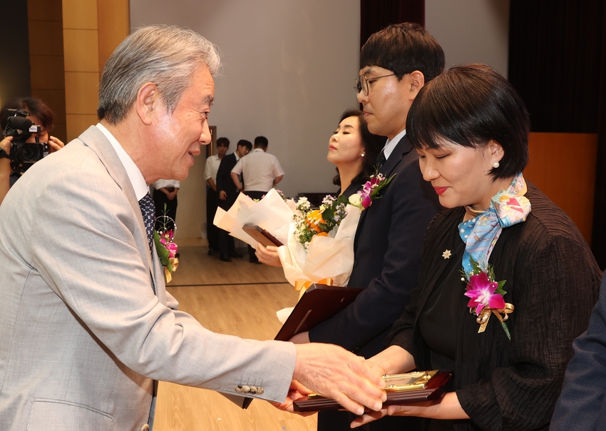 부천축산농협 임옥희 지점장이 우수직원 표창을 받고 있다.