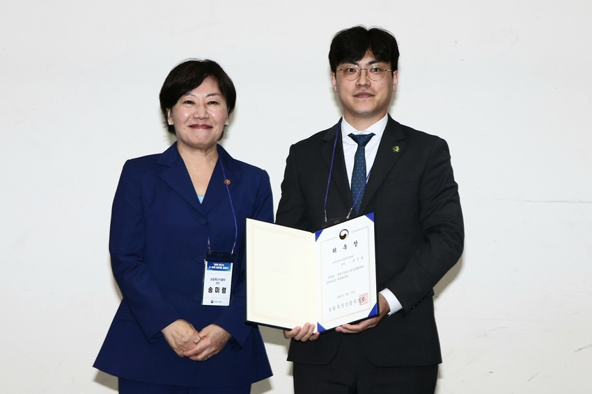 왼쪽부터 농식품부 송미령 장관과 공동대표 류진호 회장.