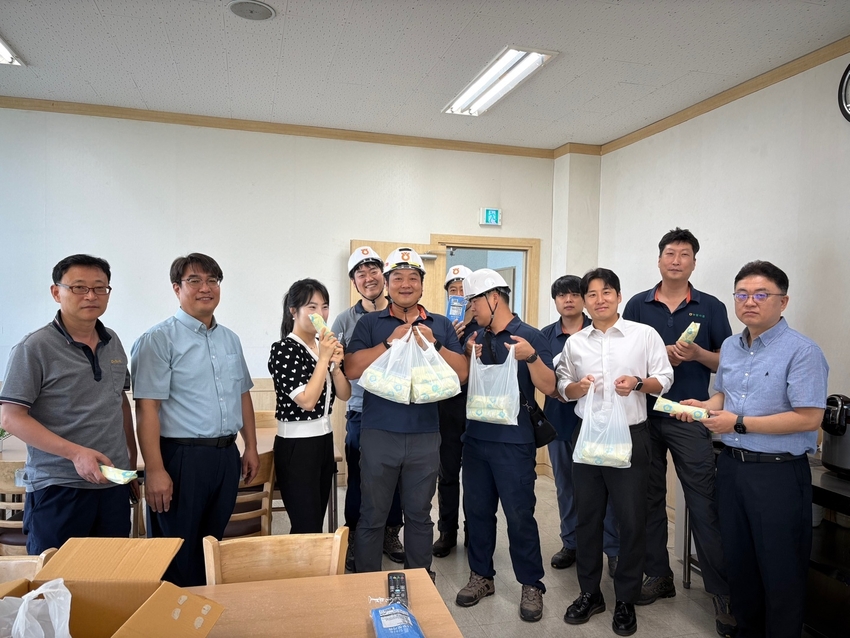농협사료 군산바이오공장에서 소비 촉진 운동의 일환으로 야간근무자들에게 김밥과 우유를 제공하고 있다.