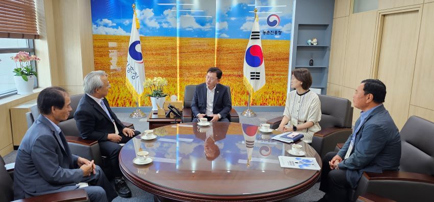 이날 학회에 참석한 양봉업계 단체장들이 이승돈 농촌진흥청장을 예방하고 업계의 애로사항을 전달하고 있다. 사진 왼쪽부터 이수근 한봉협회장, 박근호 양봉협회장, 이승돈 농촌진흥청장, 방혜선 농업과학원 농업생물부장, 김용래 양봉농협 조합장