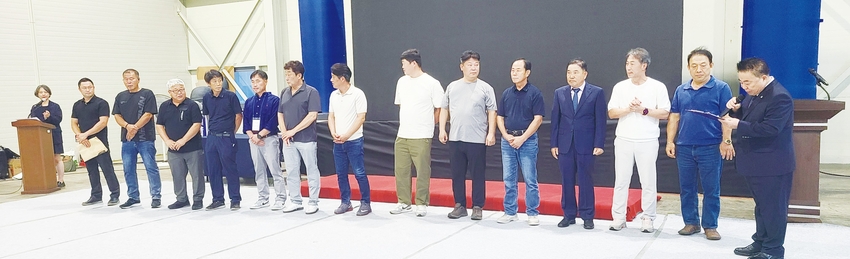 서울우유 문진섭 조합장이 서부지역(파주·고양) 전·현직 임원소개에 이어 축산계장과 대의원을 소개하고 있다.