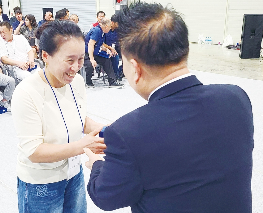 문진섭 조합장은 골샘목장(대표 김영호)에게 출자 5만좌 달성패를 전달했다.