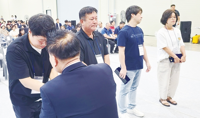 문진섭 조합장은 5년 연속 유질 우수목장을 시상했다. 왼쪽부터 ▲어흥목장 민영식 대표 ▲박필목장 박창필 대표 ▲장성목장 서경식 대표 ▲금곡목장 정기원 대표.