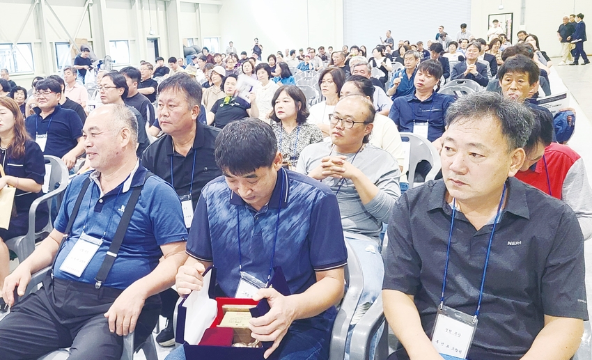 서울우유 한마음대회 진행사항을 경청하는 조합원들,