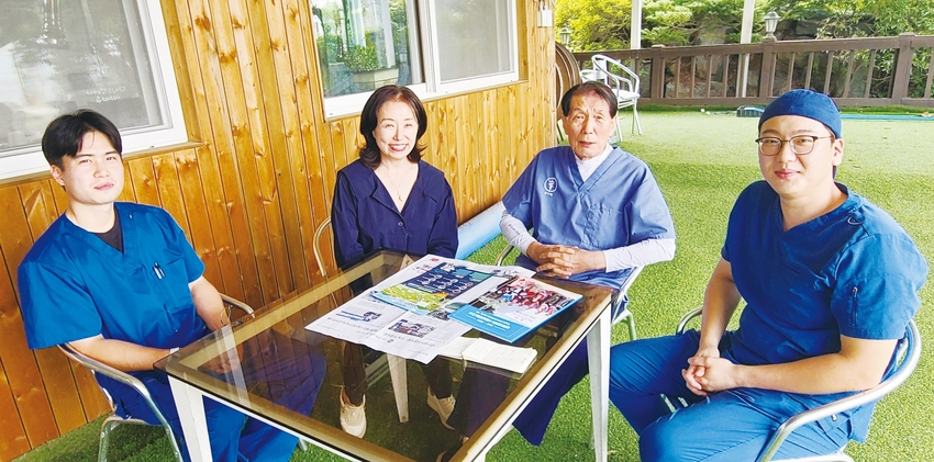 네팔로 기증한 젖소가 수혜농가소득증대를 견인한 헤퍼코리아와 파주유우진료소 관계자들. 오른쪽에서 시계 반대방향으로 ▲오정엽 수의사 ▲김영찬 원장 ▲이혜원 대표 ▲임정균 인턴수의사.