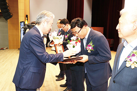 2025년 윤리경영대상을 수여받고 있는 이형주 조합장(오른쪽).<br>
전국 139곳 축협 중 사천축협만이 유일한 수상자로 그 이름을 올렸다.
