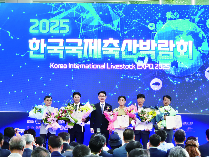 우수 축산인 최우수상 수상자들이 농식품부 김종구 식량정책실장과 기념사진을 찍고 있다.