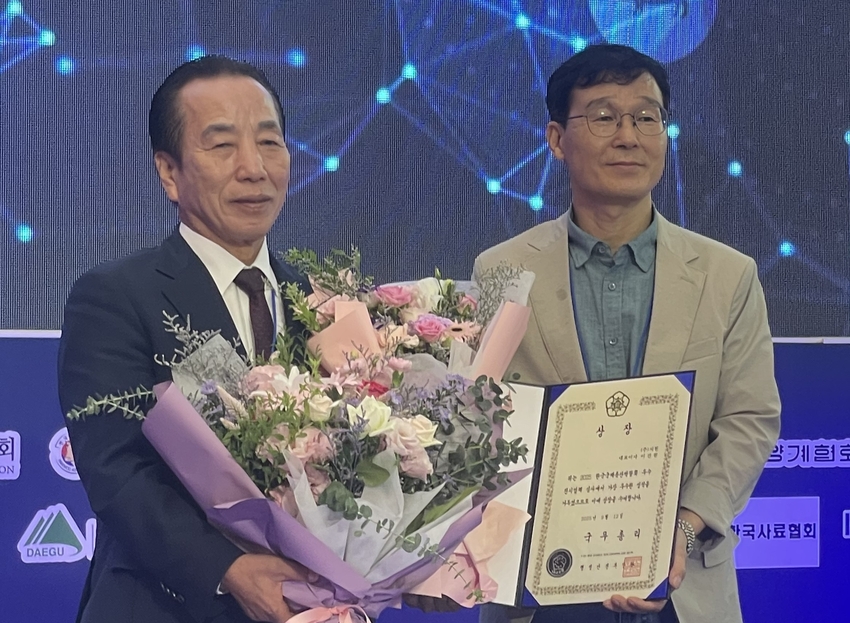 한국낙농육우협회 이승호 회장과 지원 이건원 대표가 기념 사진을 찰영하고 있다. 
