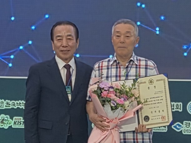 한국낙농육우협회 이승호 회장과 오토락코리아 김동규 대표가 기념 사진을 찰영하고 있다. 