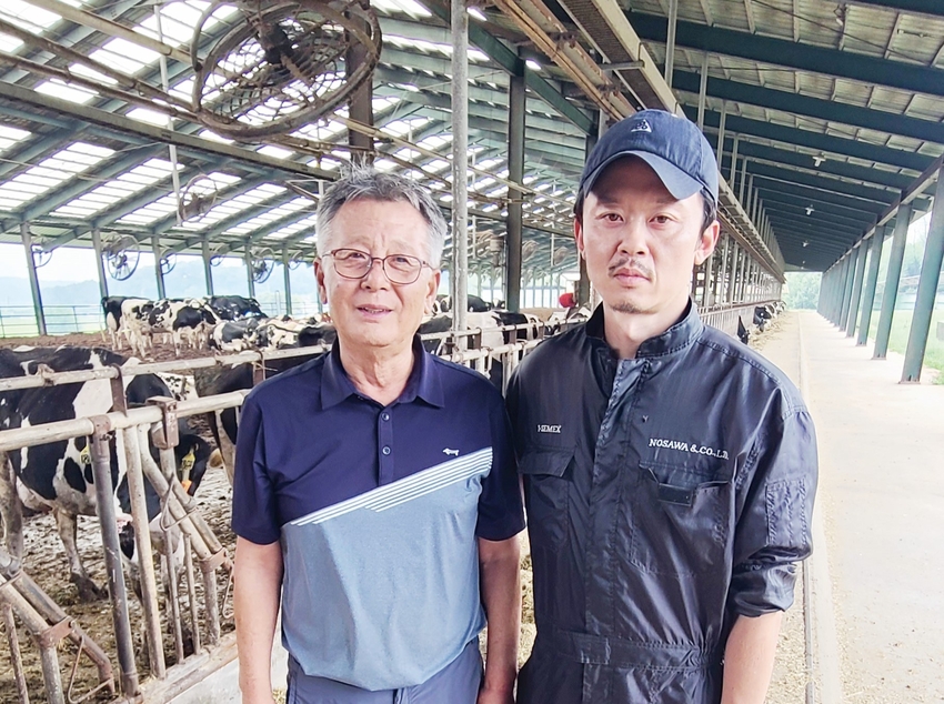흥천목장 안래억 대표와 대흥천목장 안중현 대표 부자가 포즈를 취했다.