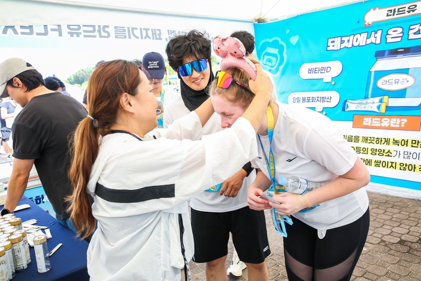 <strong>외국인 참가자자 '라드유' 홍보부스를 찾고 있다.</strong>
