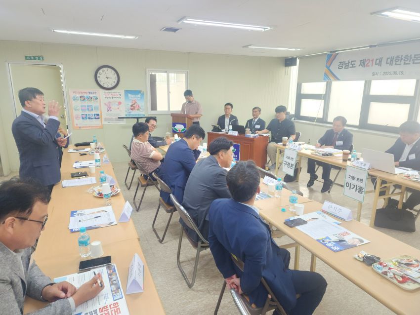 경남지역 발표회에서 한 대의원이 후보들에게 질문을 하고 있다
