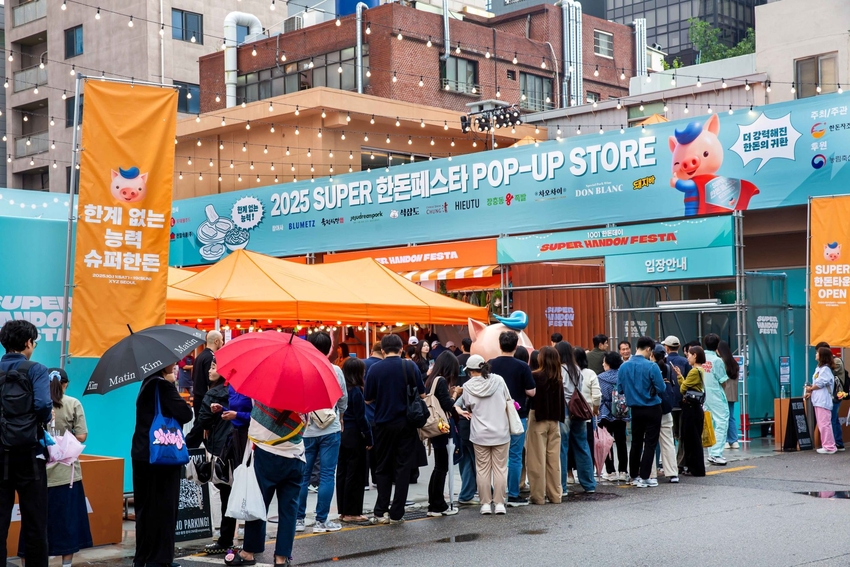 길게 늘어선 입장 대기 행렬. 일요일인 지난 12일에는 200m에 달하기도 했다.