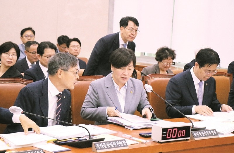 지난 14일 농림축산식품부를 시작으로 제23대 국회 농림축산식품해양수산위원회의 국정감사 막이 올랐다. 사진은 이날 국정감사에 출석한 박병홍 원장(축산물품질평가원, 왼쪽)과 송미령 장관(가운데), 강형석 차관이 국정감사 시작에 앞서 자료를 살피며 숙의하고 있는 모습.