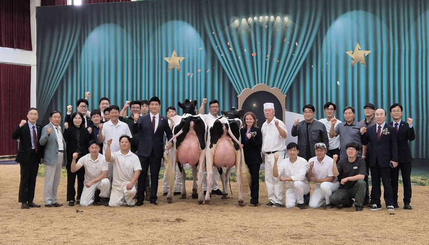 그랜드·준그랜드챔피언의 영광을 모두 가져간 노곡목장 최명회 대표와 포천 지역 낙농가, 대회 관계자들이 함께 수상의 기쁨을 나눴다.