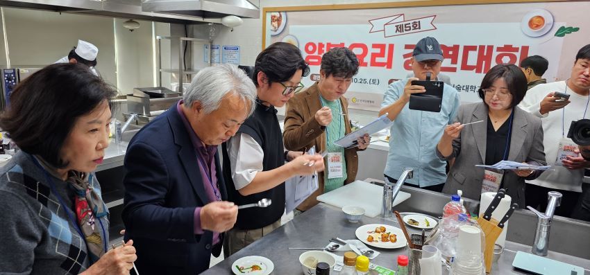 공정한 맛 평가를 위해 심사위원들이 시식하고 있는 장면