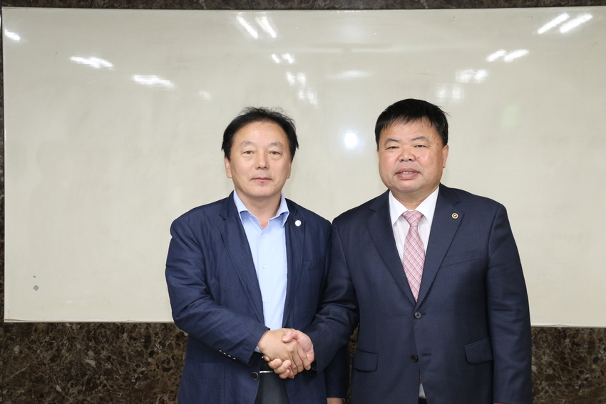 갈등을 넘어 화합을 다짐하고 있는 구경본 후보와 이기홍 당선인