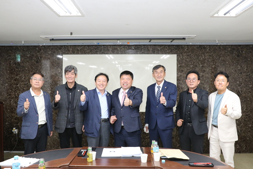 왼쪽부터 김춘일 . 서부칠 선관위원, 구경본 후보, 이기홍 당선인, 조영욱 선관위원장, 임성주 . 이상도 선관위원이 한돈산업과 한돈협회의 새로운 발전을 다짐하고 있다. 