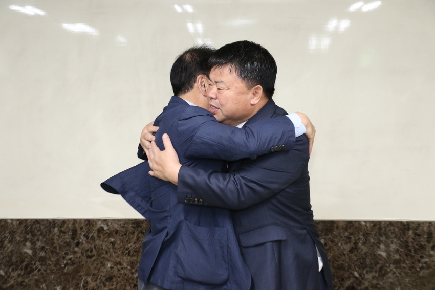 이기홍 당선인(오른쪽), 구경본 후보가 극적인 합의 후 포옹하고 있다