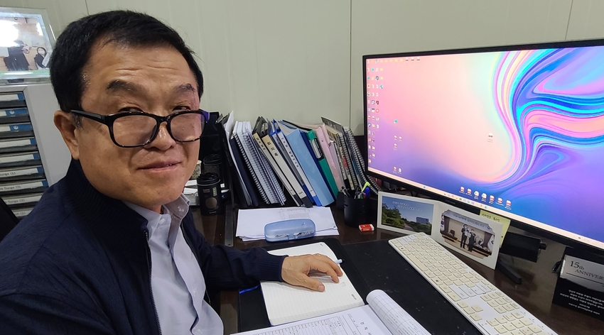 에스에이치코리아(주) 김영기 대표가 포즈를 잡았다.