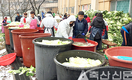 <나눔축산운동 실천 현장>복지시설 찾아 배추 2천포기 김장봉사