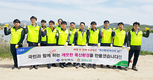 <나눔축산운동 실천 현장>흙공 던져 하천 수질개선·냄새 제거