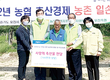 <나눔축산>과수농가 영농지원…축산물 정 나눔