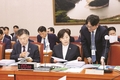 자료 검토하는 송미령 장관