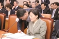 답변 준비하는 송미령 장관