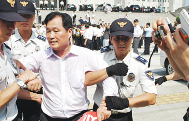 한·미 FTA반대 긴급 기자회견 중 경찰들에게 강제연행 되고 있는 이준동 한국농민연대 상임대표.