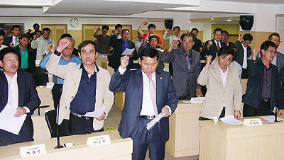 한국계란유통협회 회원들이 계란광역집하장 설립 반대입장을 분명히 하고 결의문을 채택하고 있다.