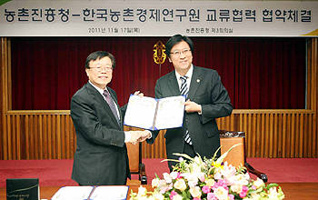 이동필 원장(왼쪽)과 민승규 청장이 MOU 각서를 교환하고 있다.