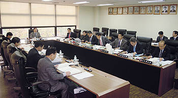 서울우유 이사들이 내년도 추진할 사업계획과 예산안을 중점 심의하고 있다.