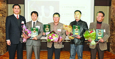 표광수 우성사료 상무(왼쪽)와 K-Farm 인증 농가들.