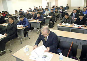 강의를 듣고 있는 낙농후계자들. 맨 앞은 한국 낙농산업 발전의 견인역할을 한 원로낙농가인 성원목장의 강성원 회장.