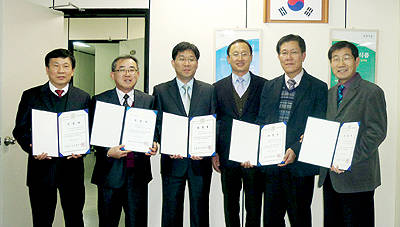 지난 13일 권찬호 농식품부 축산정책관이 거점도축장으로 선정된 5개소 대표자에게 지정서를 수여하고 도축산업의 경쟁력 강화를 위해 힘써 달라고 당부했다. 왼쪽부터 이성근 농협목우촌 김제가공공장장, 배경현 도드람LPC 대표, 김재원 팜스토리한냉 대표, 권찬호 축산정책관, 김종섭 부경양돈조합 축산물공판장 본부장, 고윤홍 농협 음성축산물공판장장. 오른쪽은 지정서.