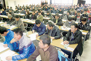 대의원들이 내년도 수지예산안을 중점 논의하고 있다.