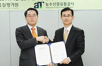 김재수 aT사장<왼쪽>과 최형규 축산물품질평가원장이 업무협약을 체결한 뒤 악수하고 있다.