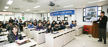 카길애그리퓨리나 리더십센터에서 퓨리나사료 축우판매부장, 특약점 판매과장 등이 드렌칭 서비스의 과학적 효과를 알리는 세미나를 열었다.